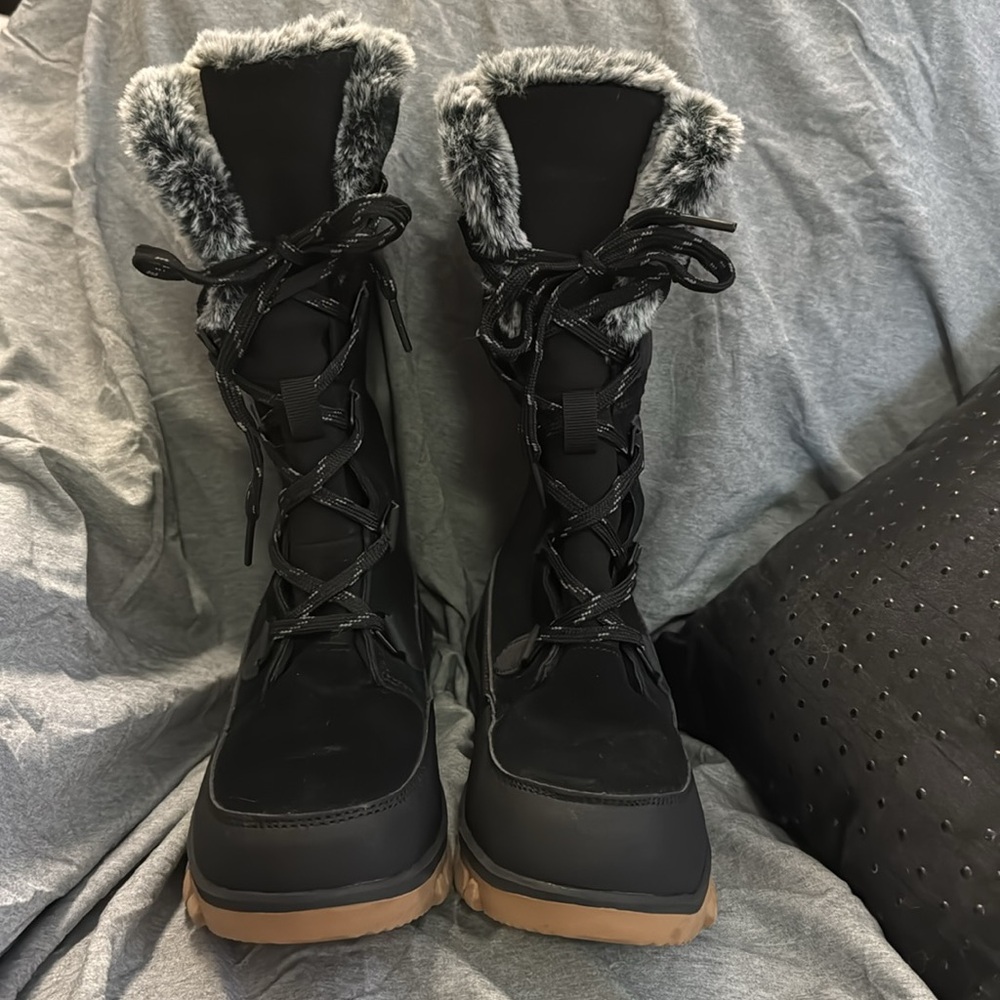 NWOT Universal Thread adorable lace up boots. Unbelievably soft inside. Size 5.
